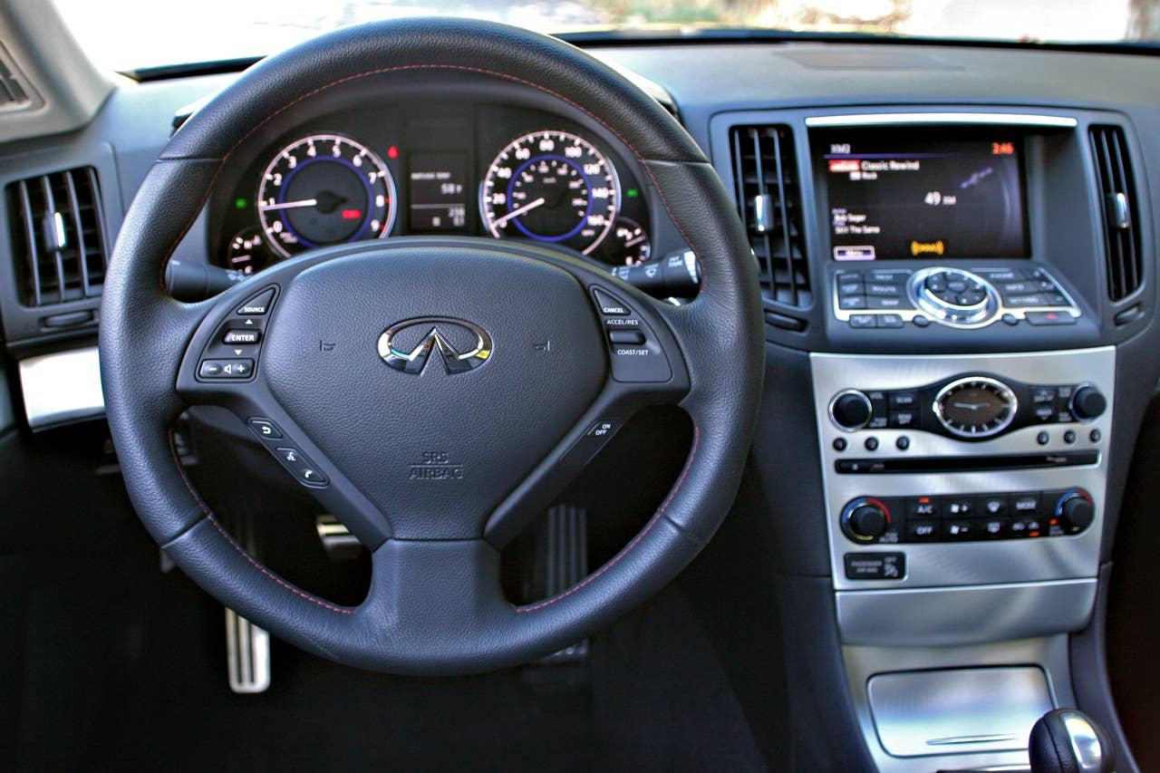 2011 Infiniti IPL G Coupe steering wheel