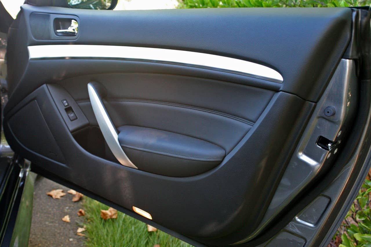 2011 Infiniti IPL G Coupe door