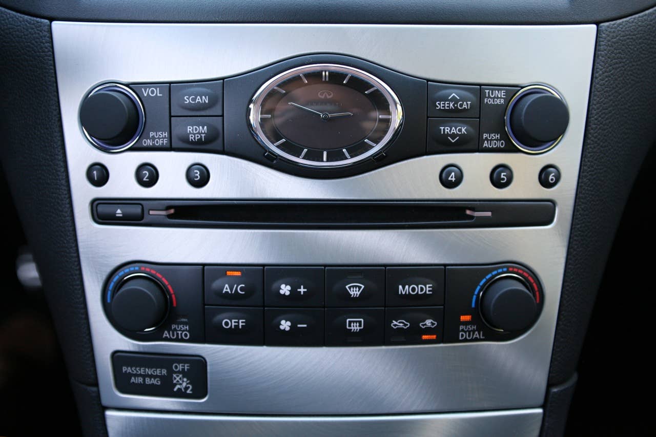 2011 Infiniti IPL G Coupe climate controls