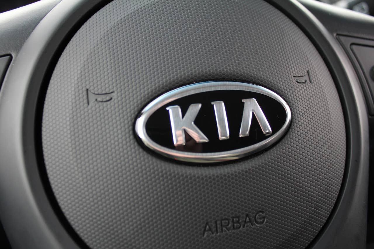 2012 Kia Soul Base 1.6L Eco steering wheel detail