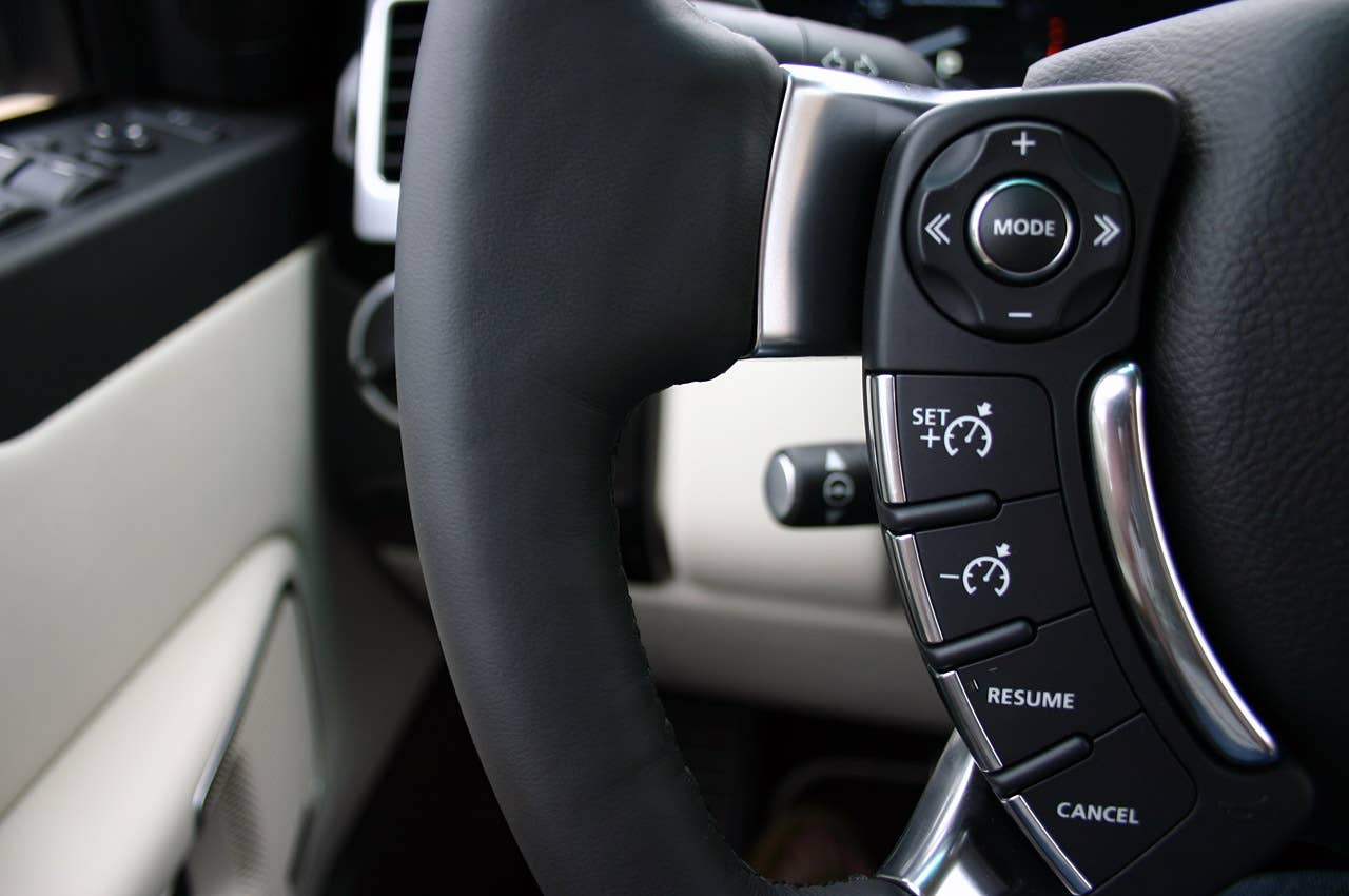 2011 Land Rover Range Rover Supercharged steering wheel controls