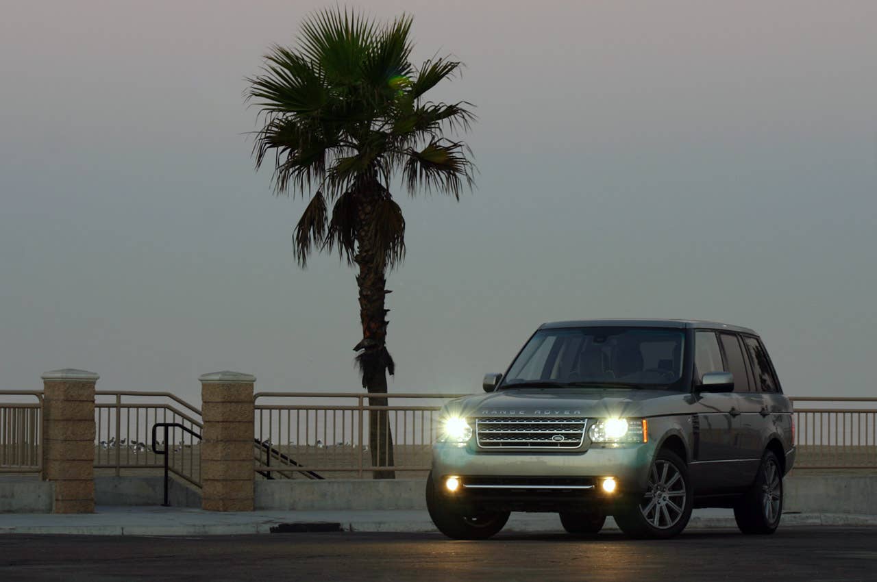 2011 Land Rover Range Rover Supercharged front 3/4 view