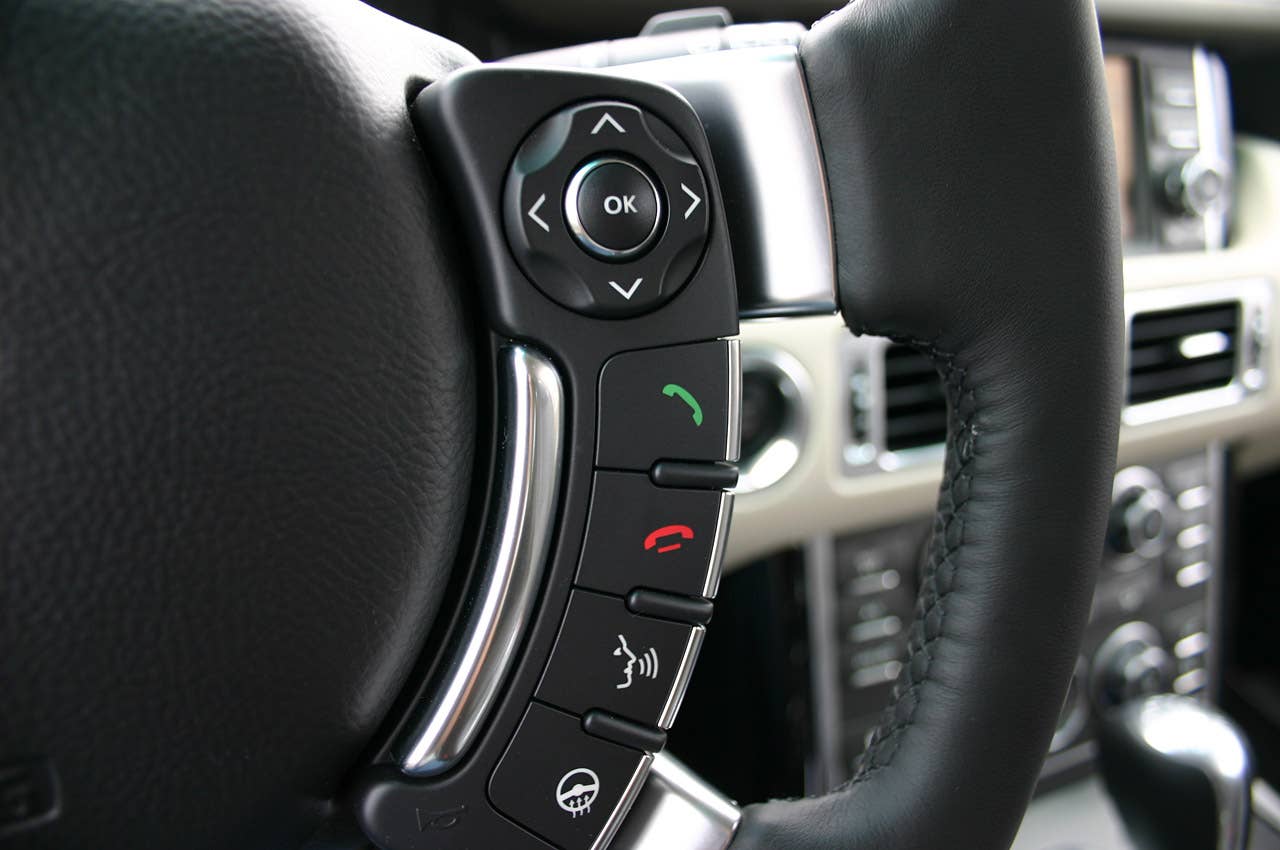 2011 Land Rover Range Rover Supercharged steering wheel controls
