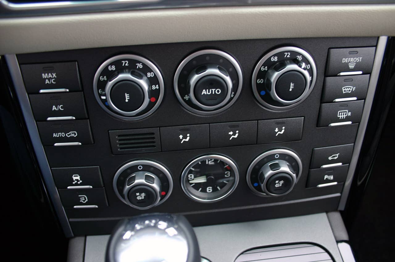 2011 Land Rover Range Rover Supercharged climate controls