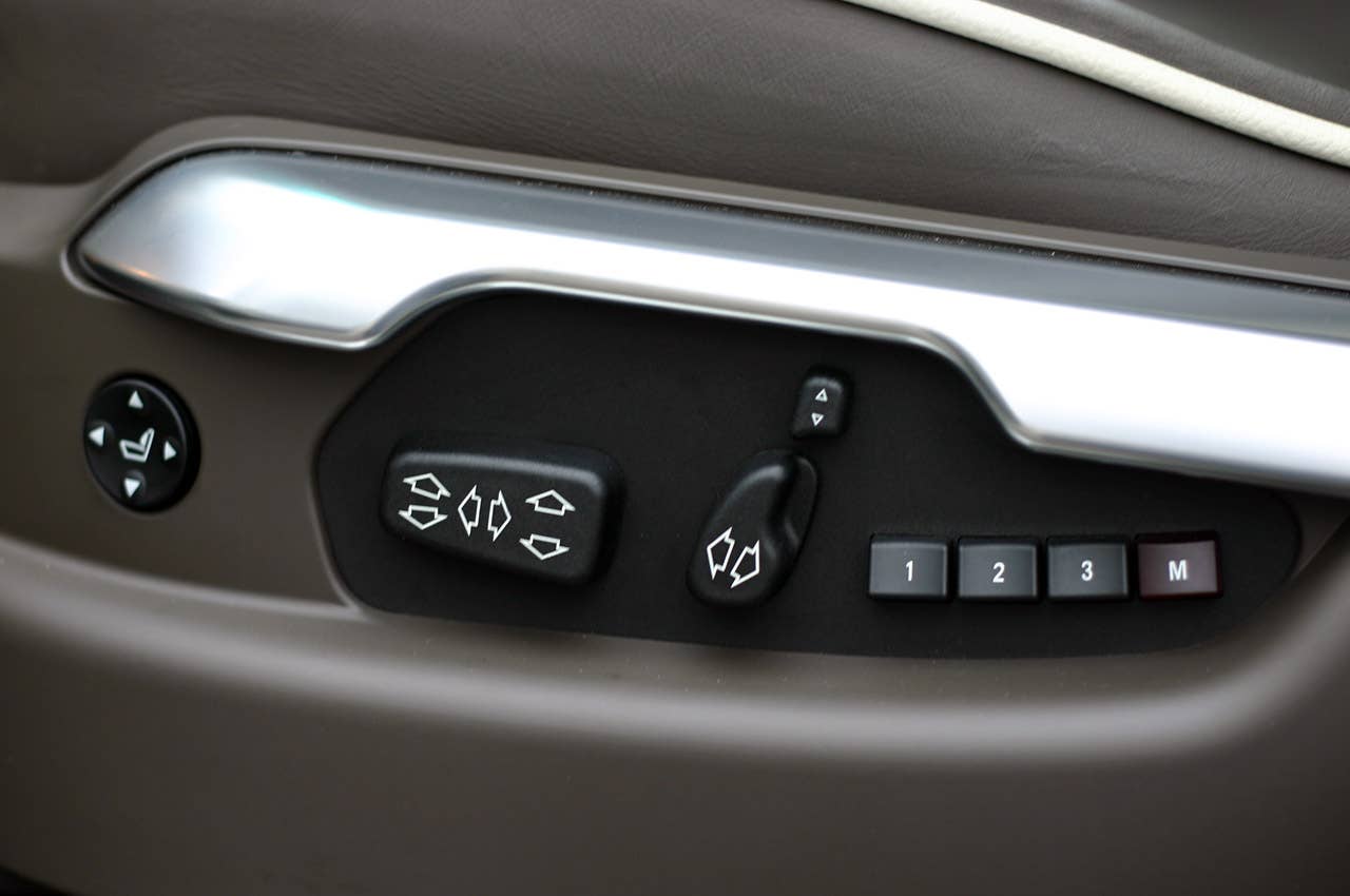 2011 Land Rover Range Rover Supercharged front seat controls