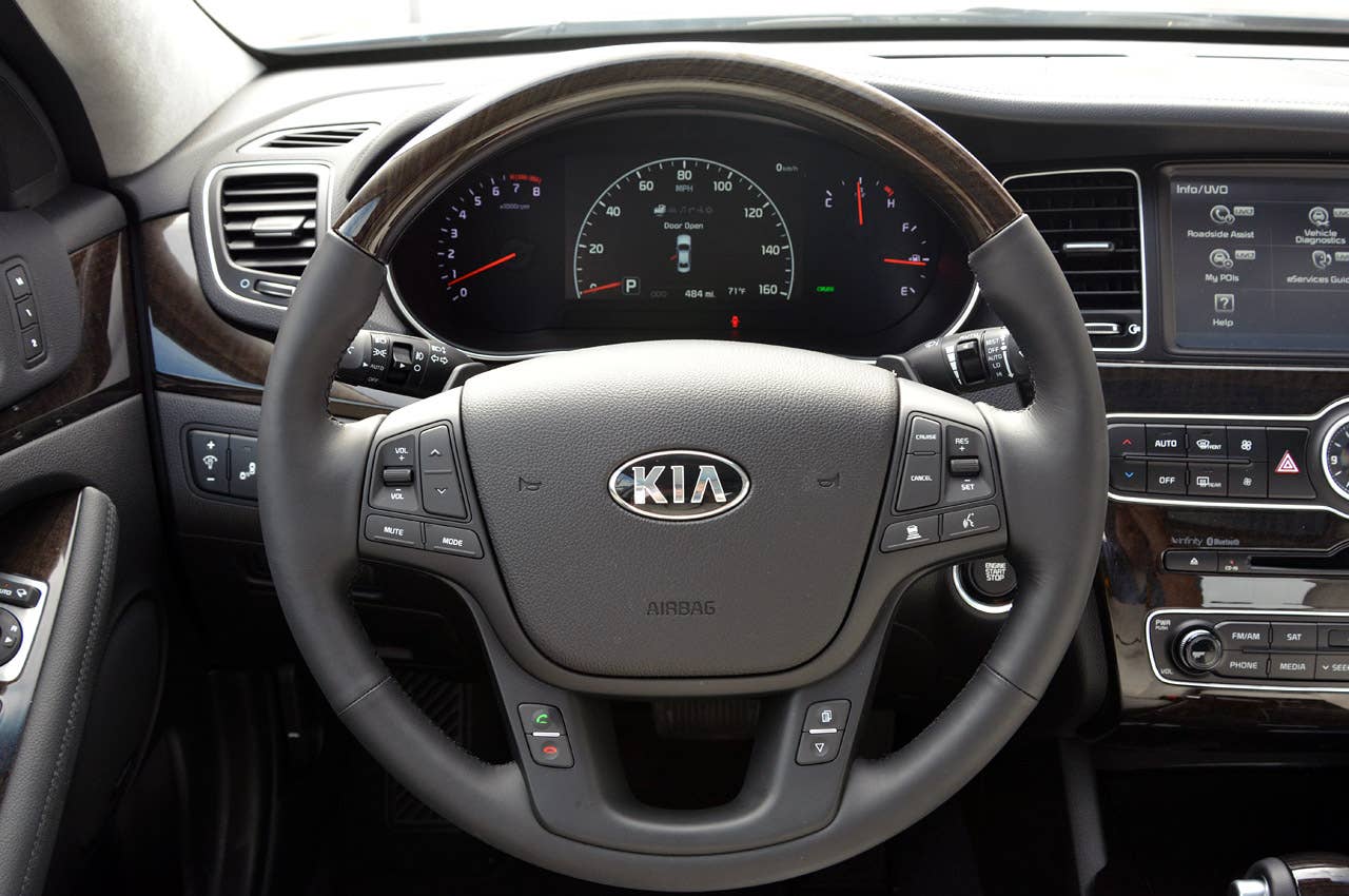 2014 Kia Cadenza steering wheel