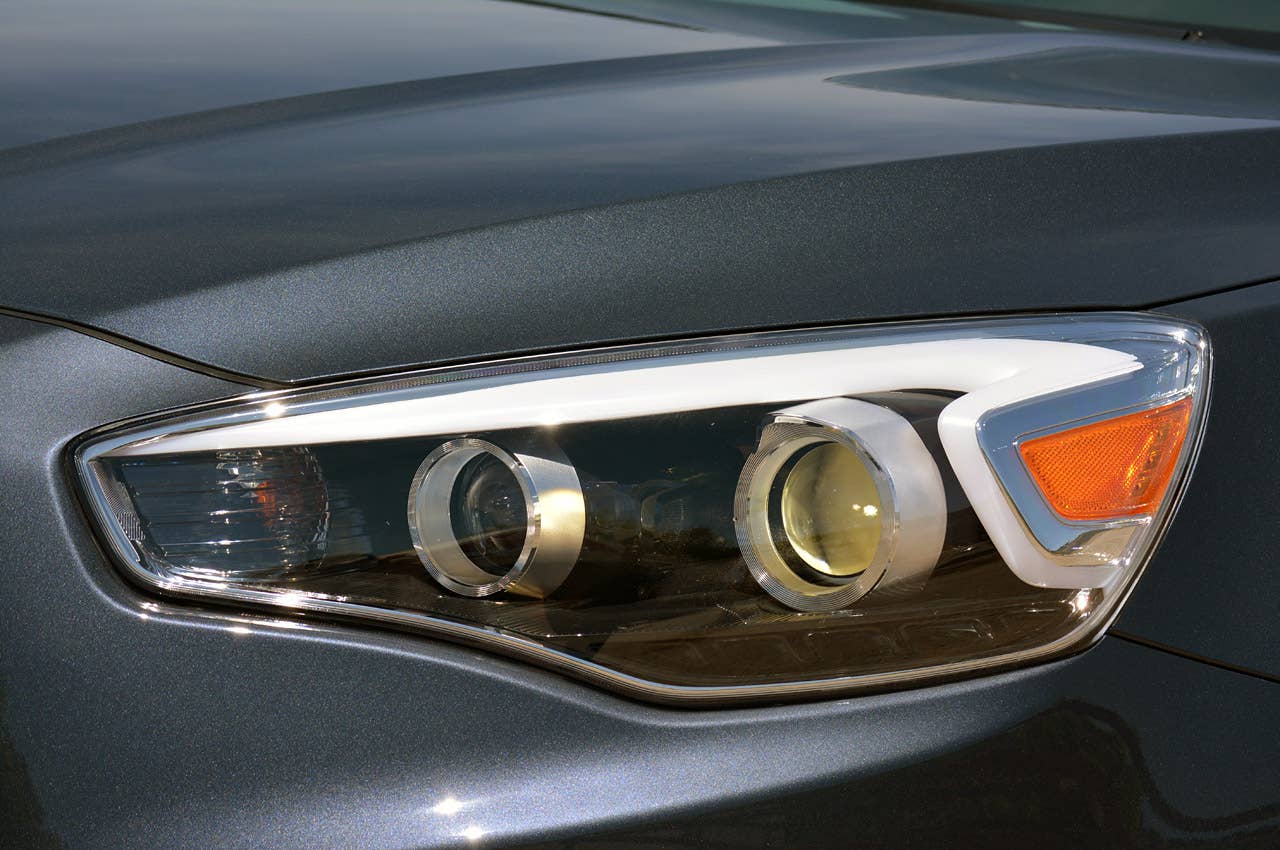 2014 Kia Cadenza headlight