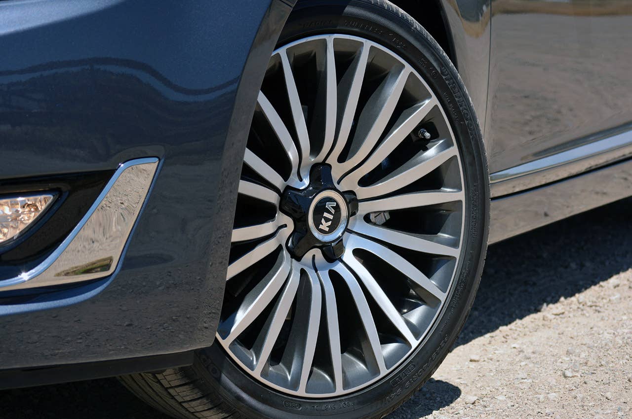 2014 Kia Cadenza wheel