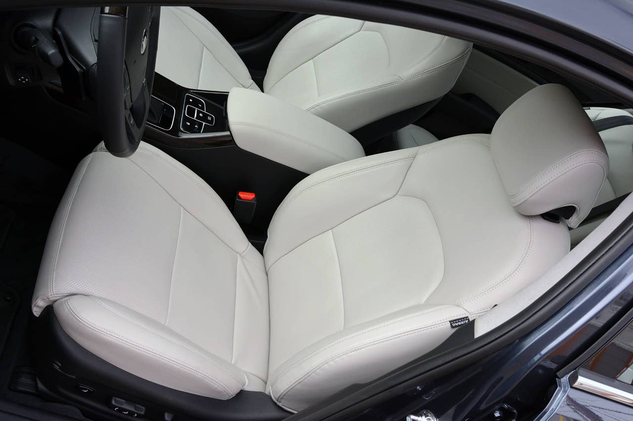 2014 Kia Cadenza front seats