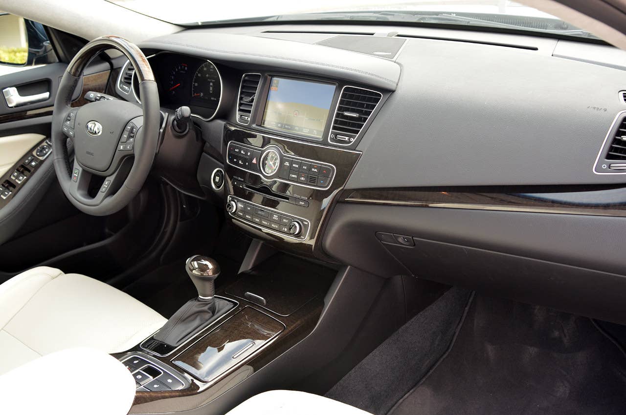 2014 Kia Cadenza interior