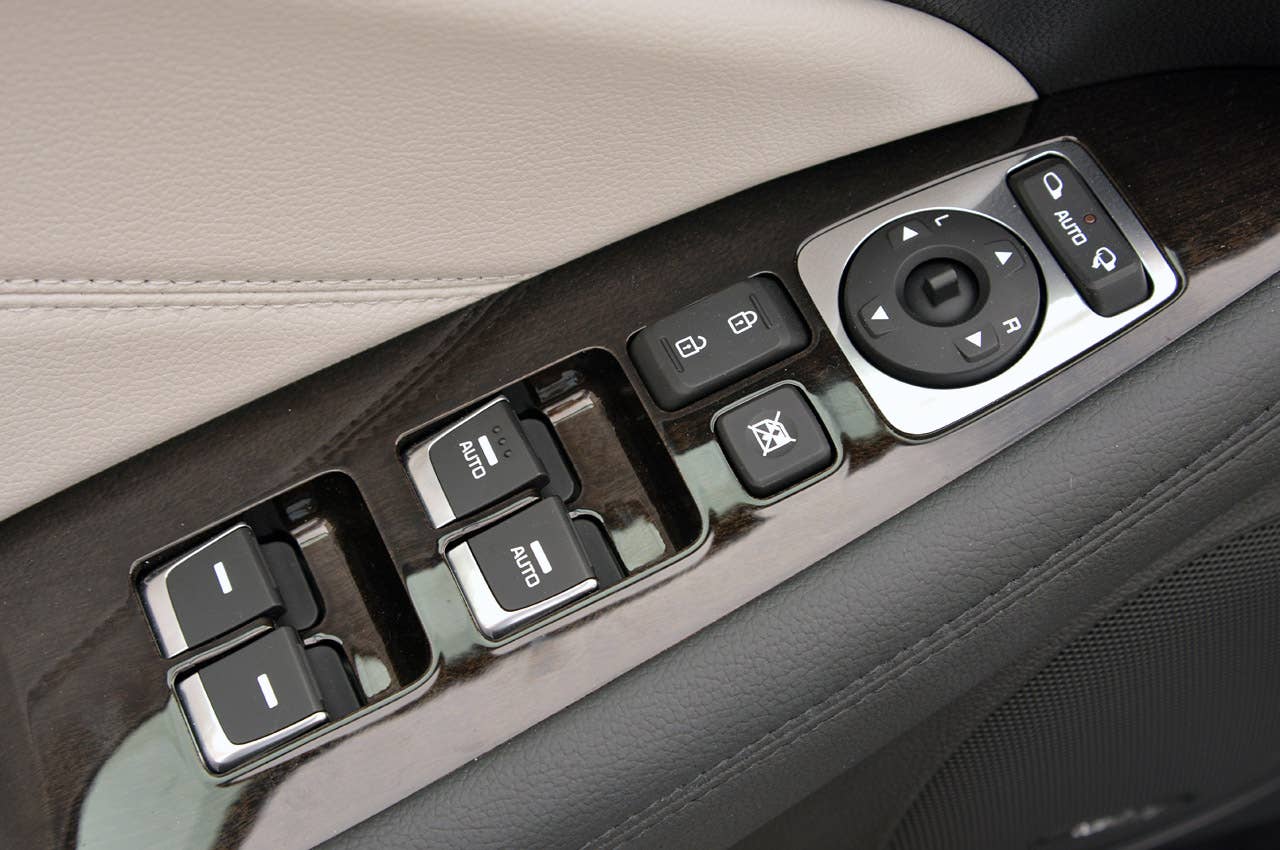 2014 Kia Cadenza door controls