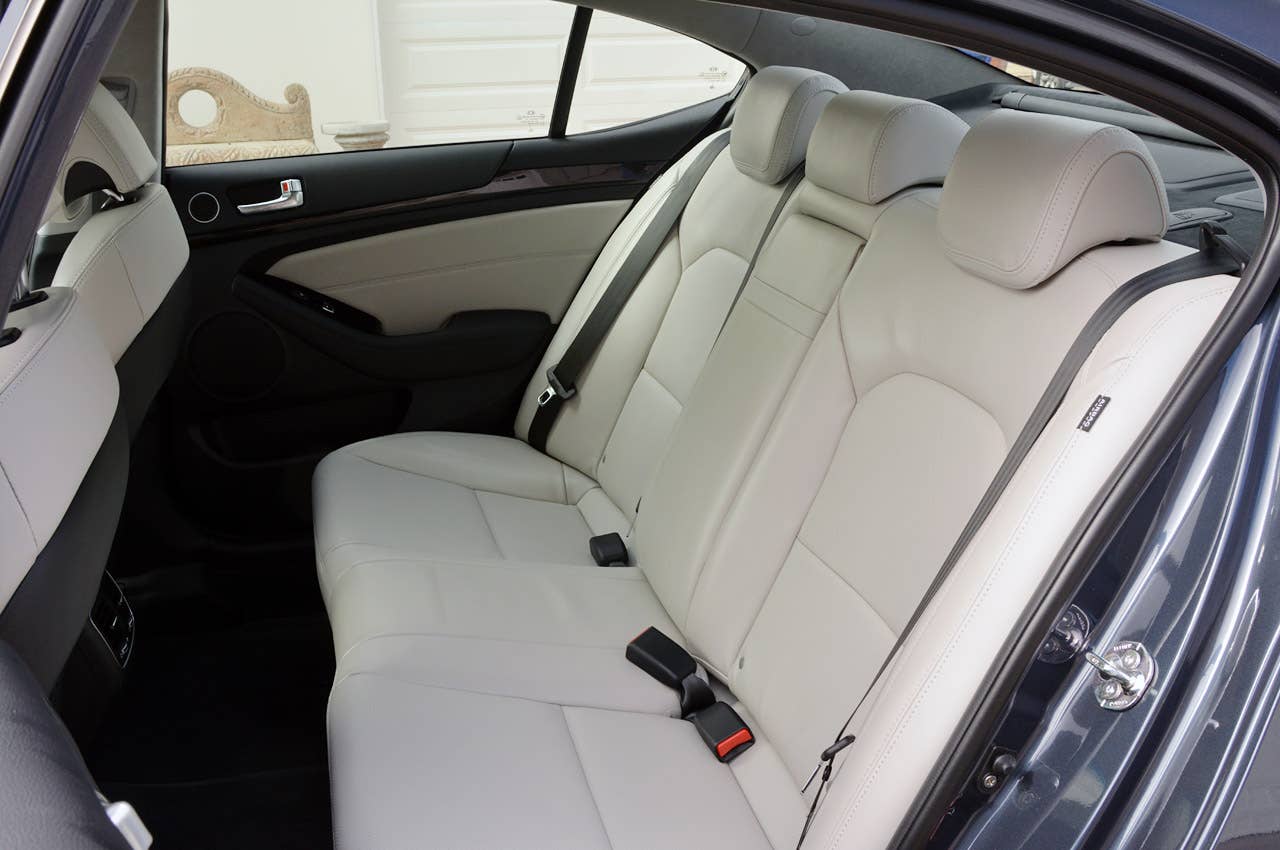 2014 Kia Cadenza rear seats