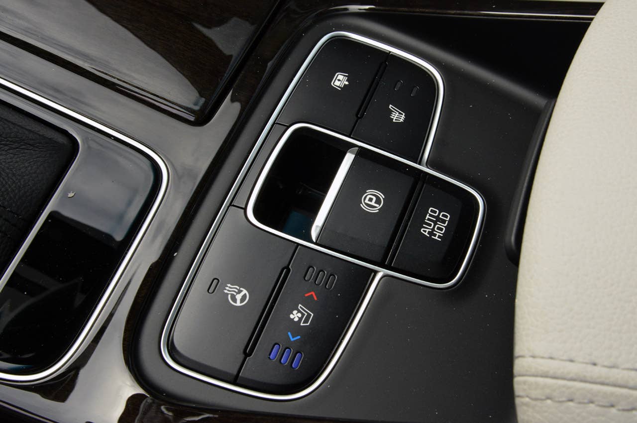2014 Kia Cadenza center console