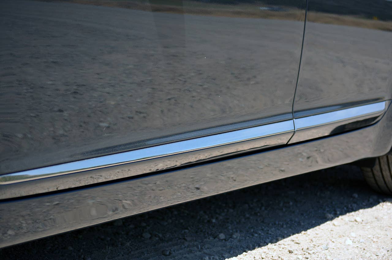 2014 Kia Cadenza side trim