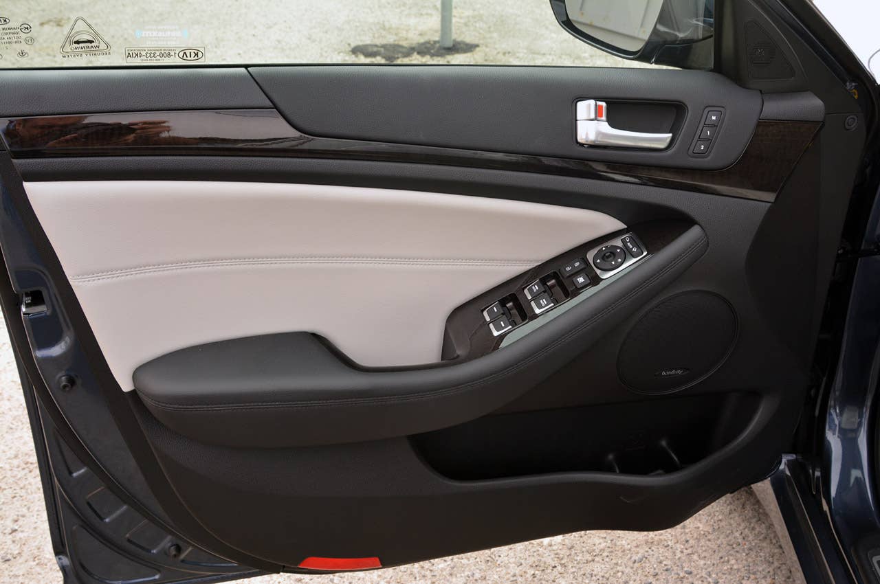 2014 Kia Cadenza door