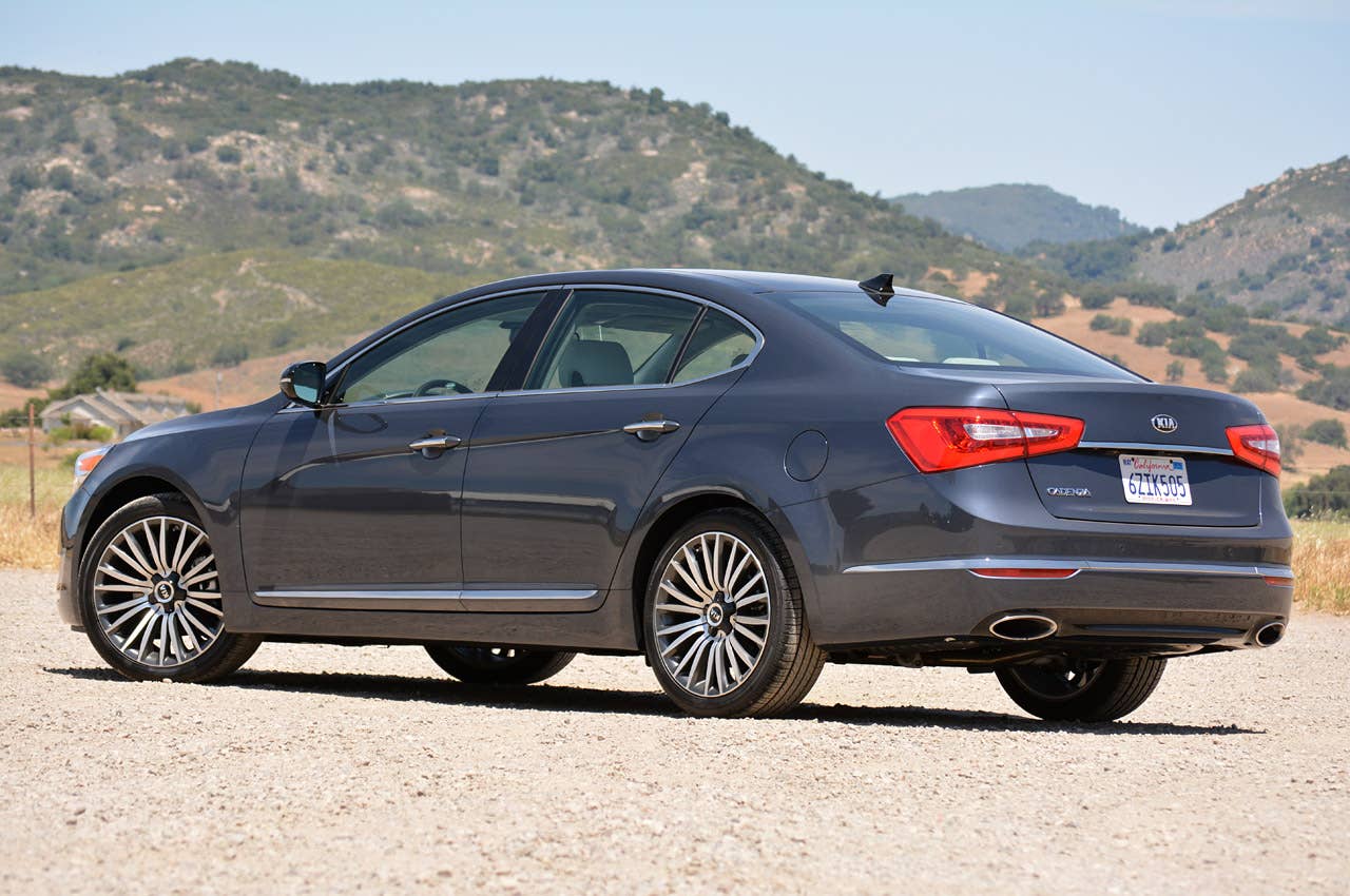 2014 Kia Cadenza rear 3/4 view