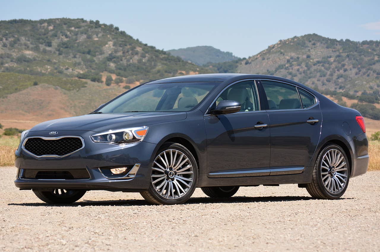 2014 Kia Cadenza front 3/4 view