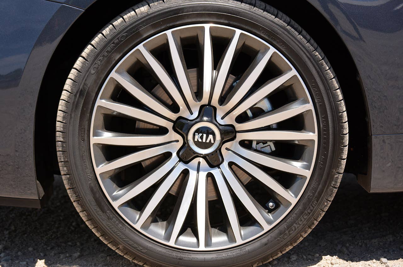2014 Kia Cadenza wheel