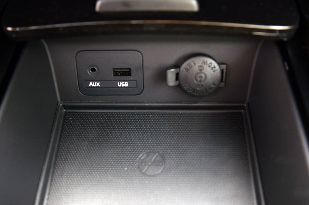 2014 Kia Cadenza USB/AUX input