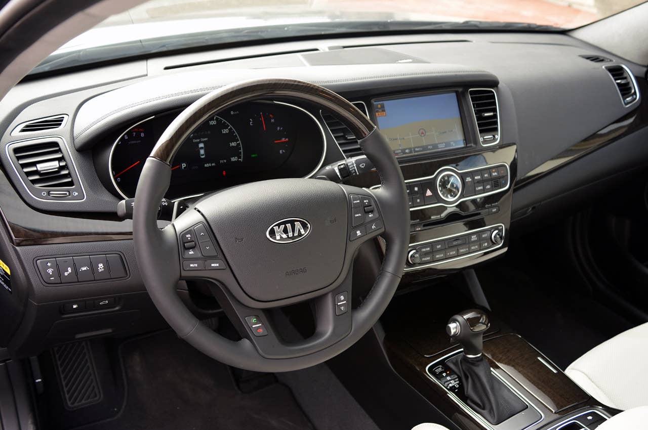 2014 Kia Cadenza interior