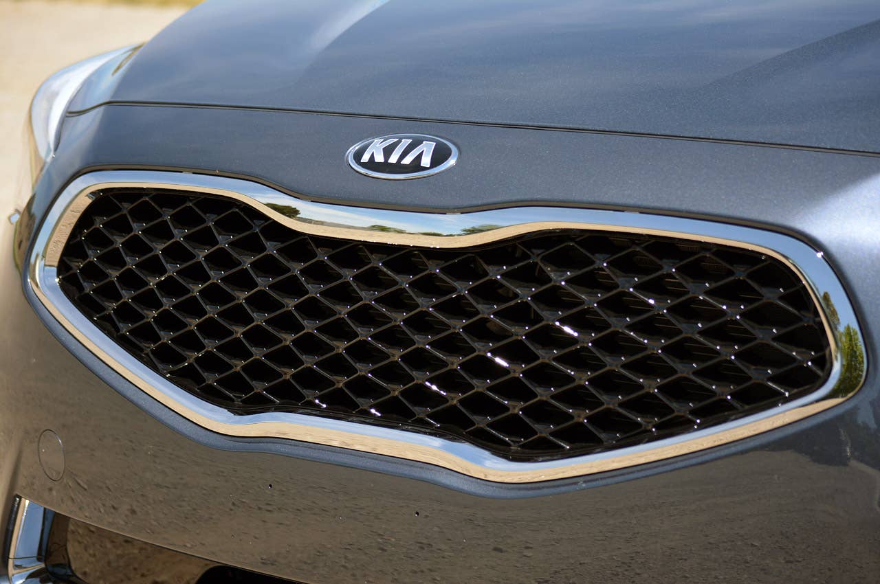 2014 Kia Cadenza grille