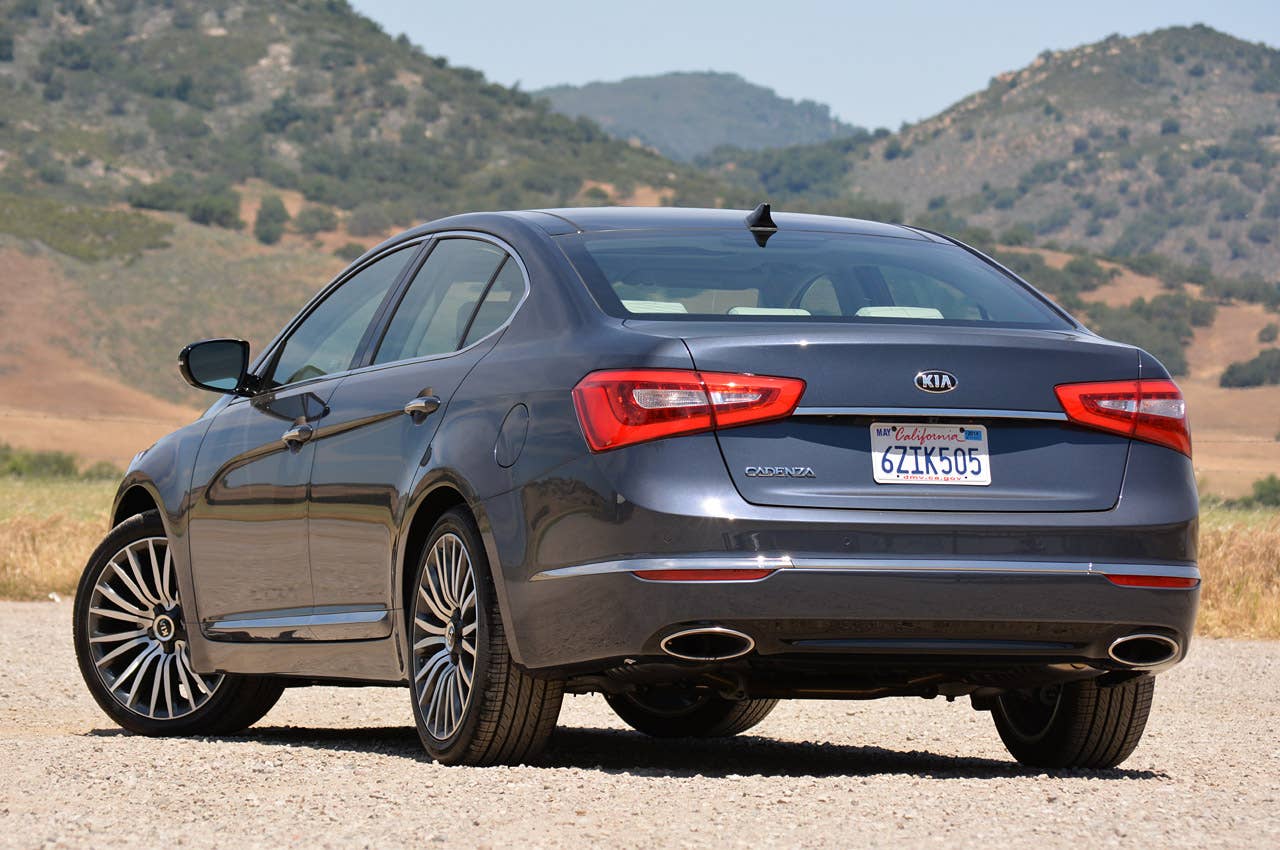 2014 Kia Cadenza rear 3/4 view