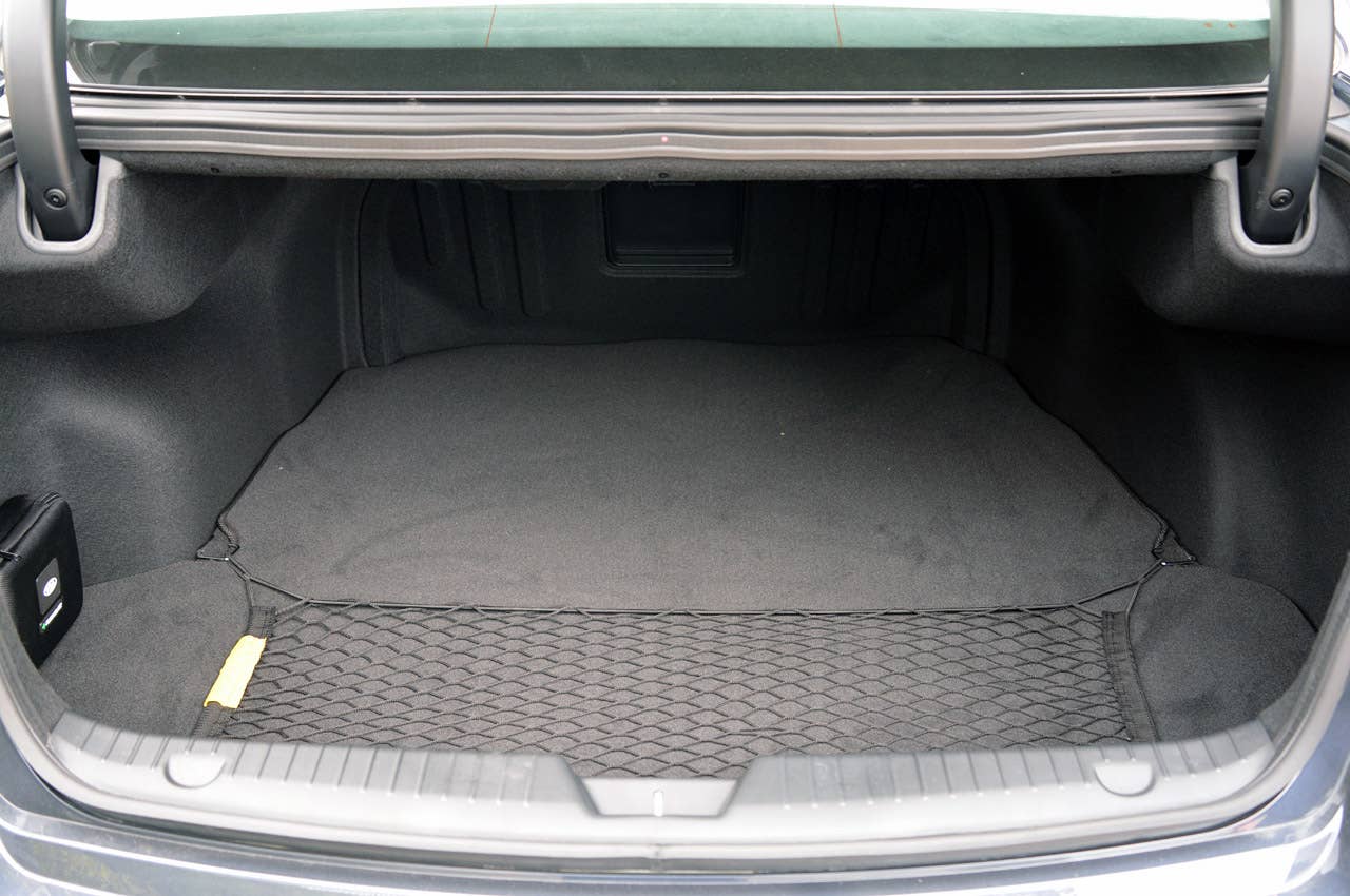 2014 Kia Cadenza trunk