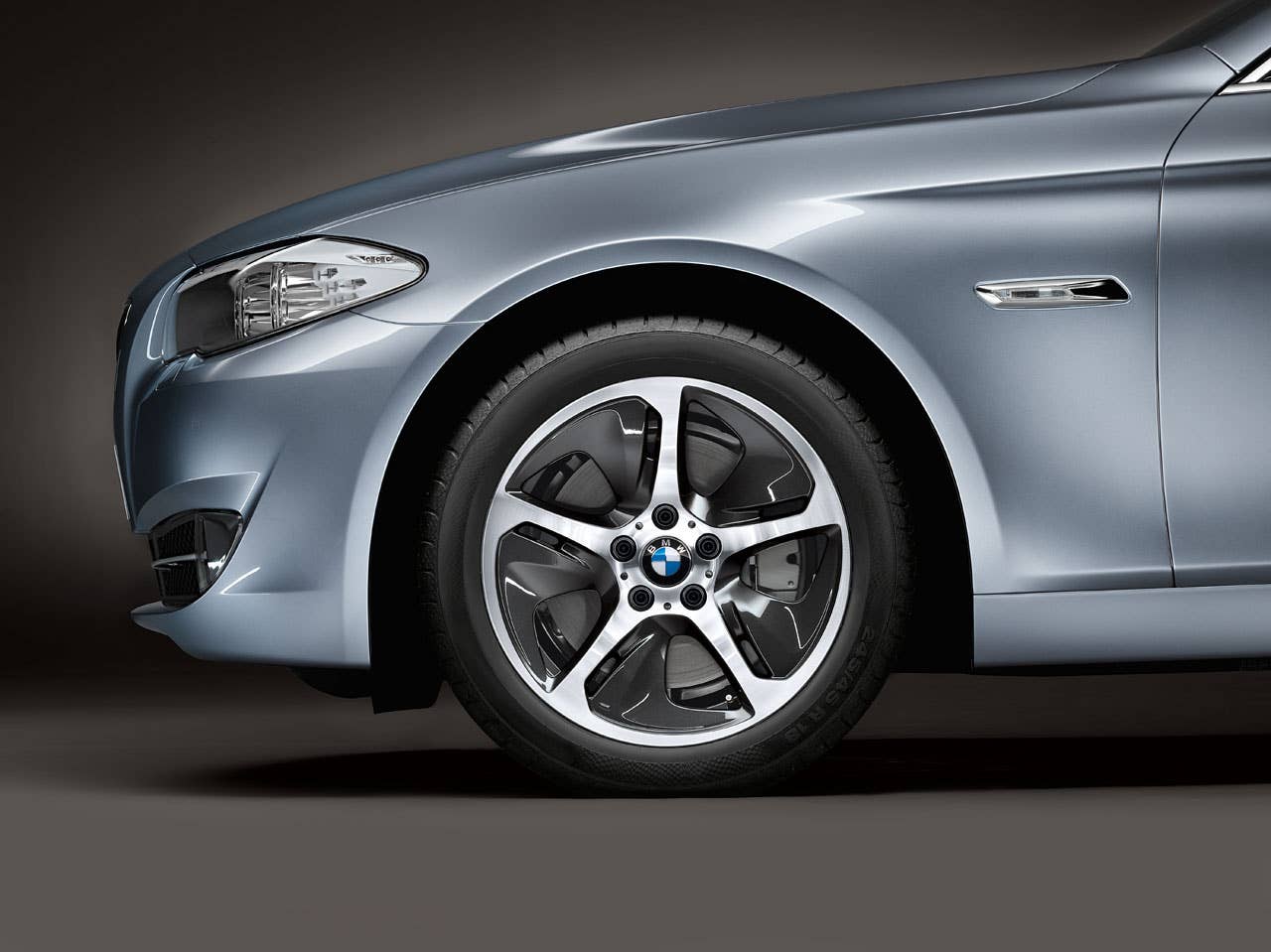 2012 BMW ActiveHybrid 5 front wheel