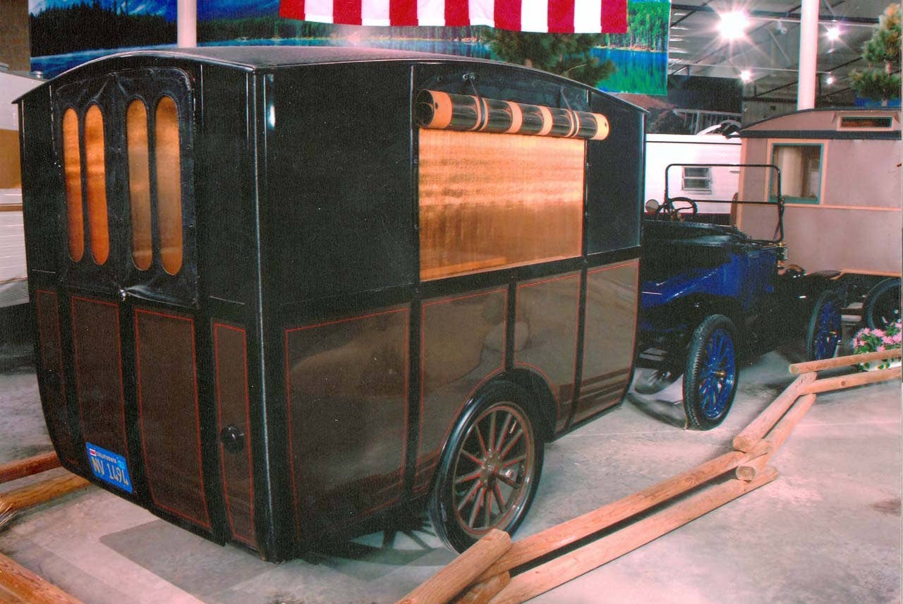 Early trailer and Model T Ford, 1913