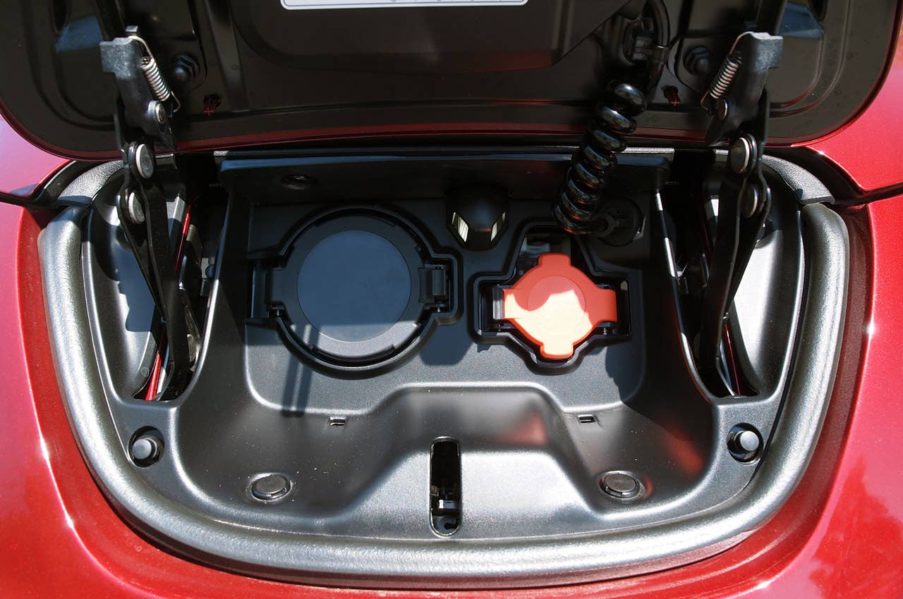 2013 Nissan Leaf charging port