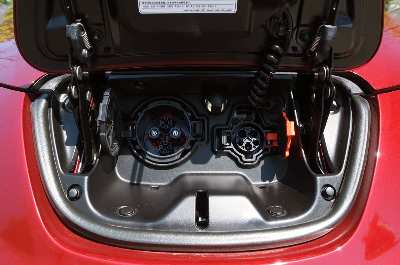 2013 Nissan Leaf charging port