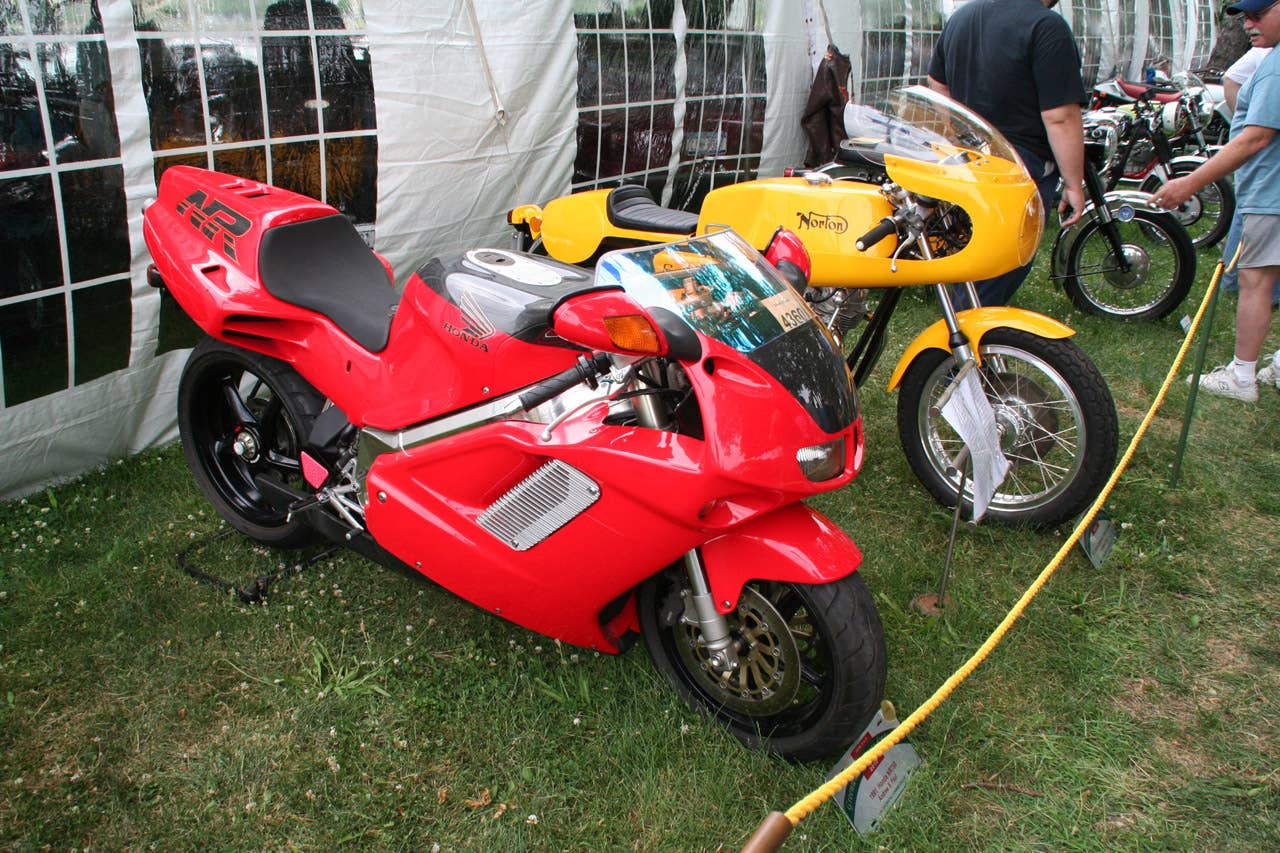 1991 Honda NR750 (foreground)