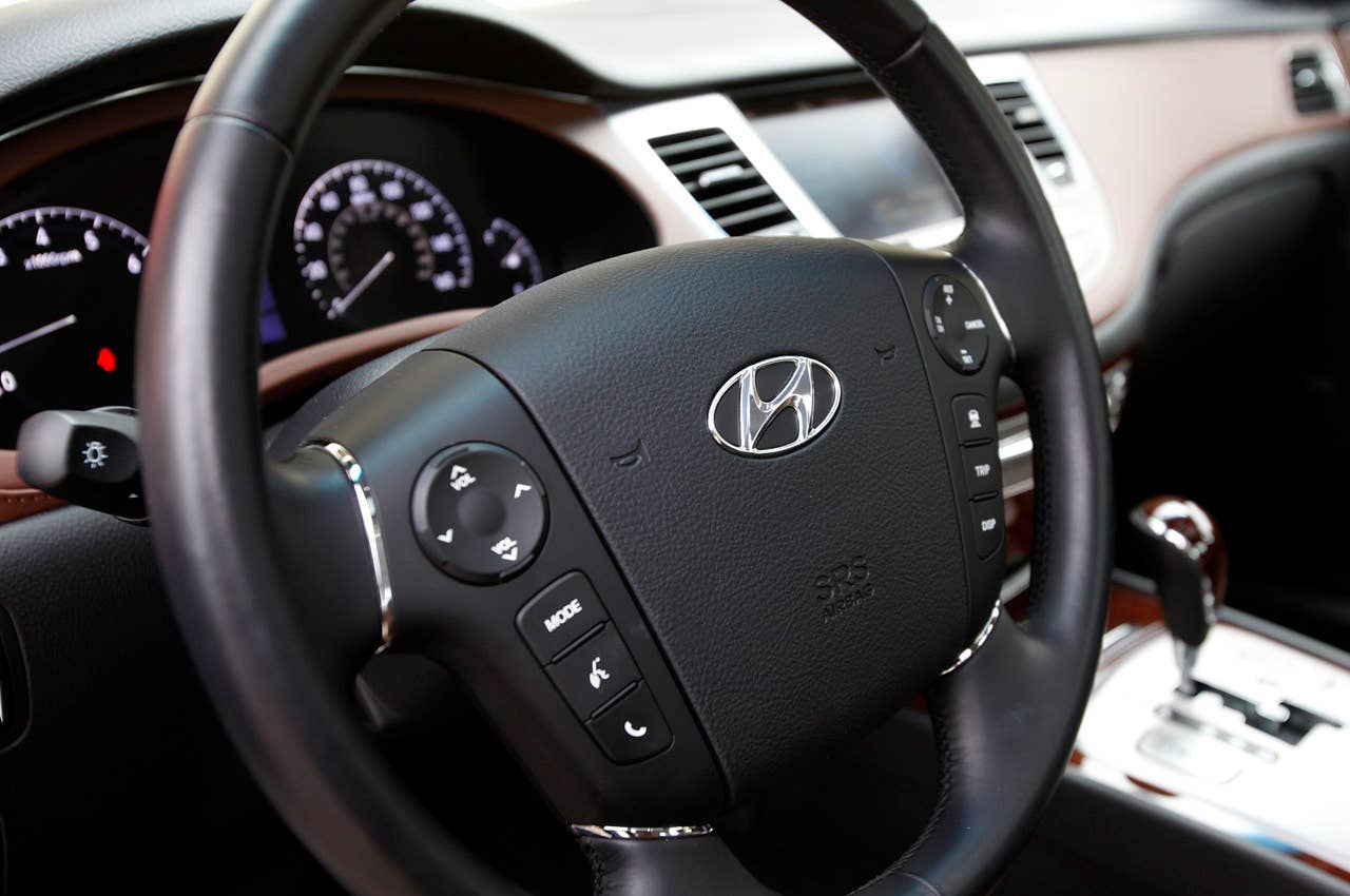 2011 Hyundai Genesis Sedan steering wheel
