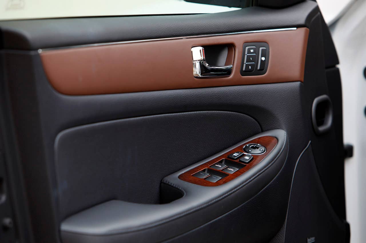 2011 Hyundai Genesis Sedan door trim