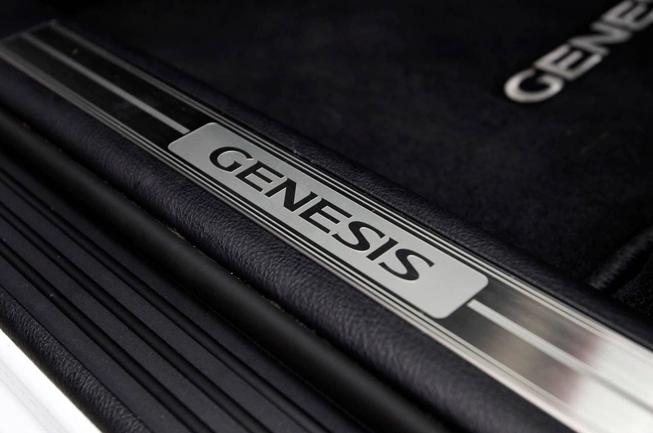 2011 Hyundai Genesis Sedan sill plate