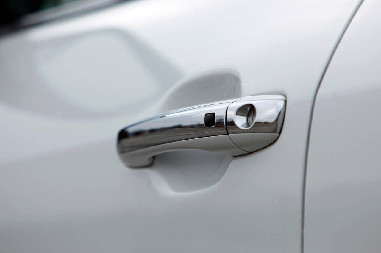 2011 Hyundai Genesis Sedan door handle