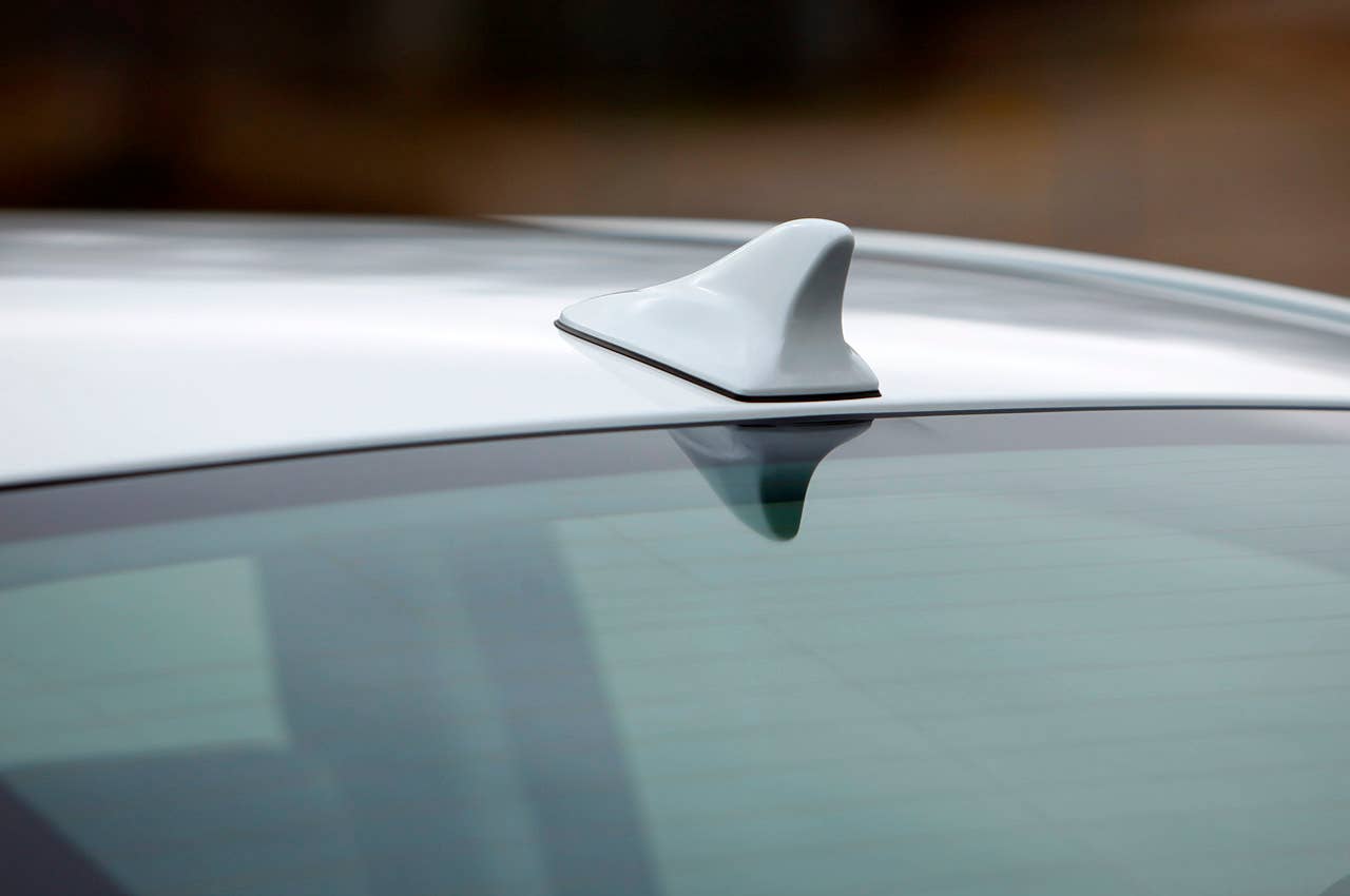 2011 Hyundai Genesis Sedan satellite antenna