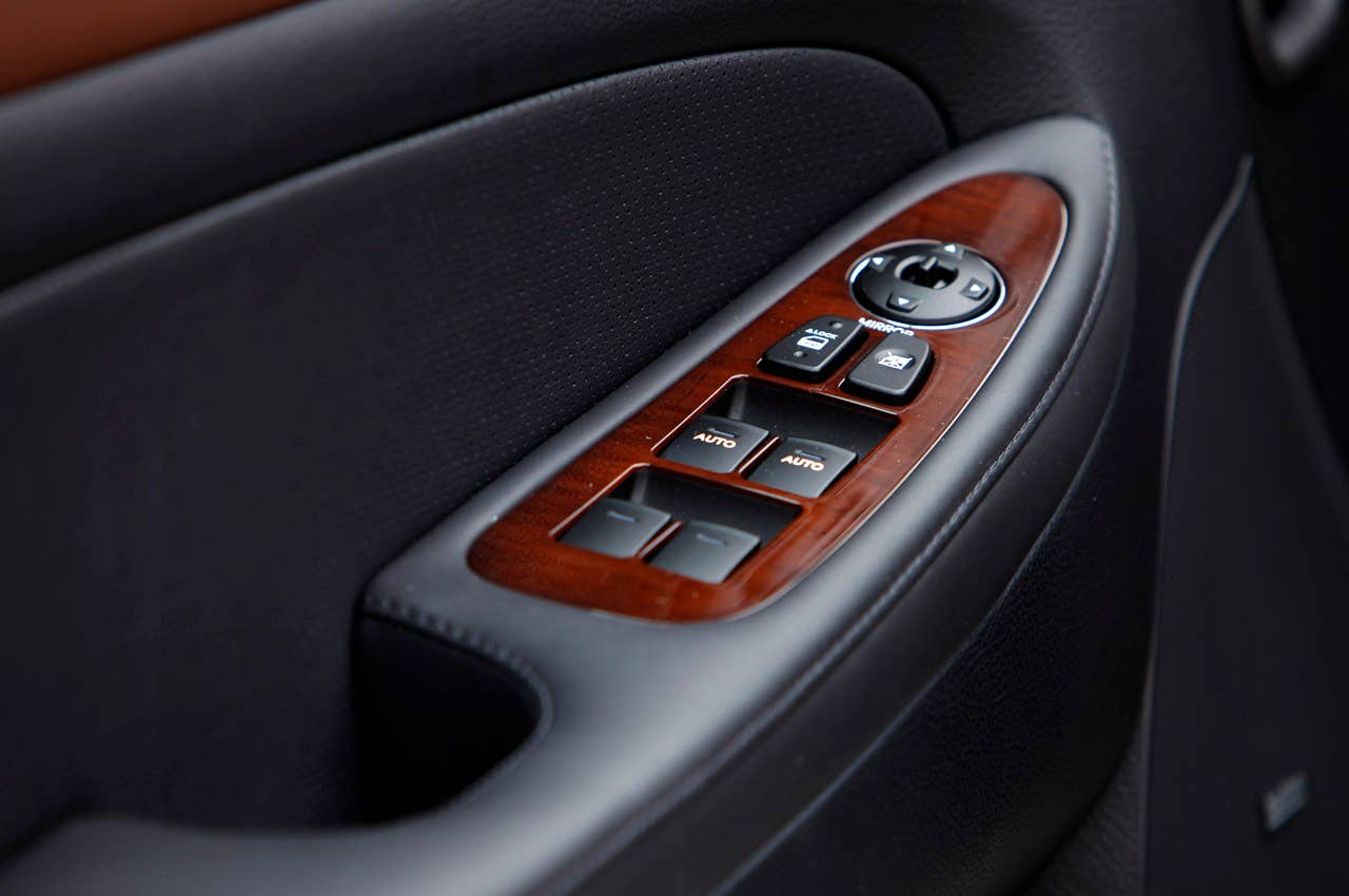 2011 Hyundai Genesis Sedan door controls