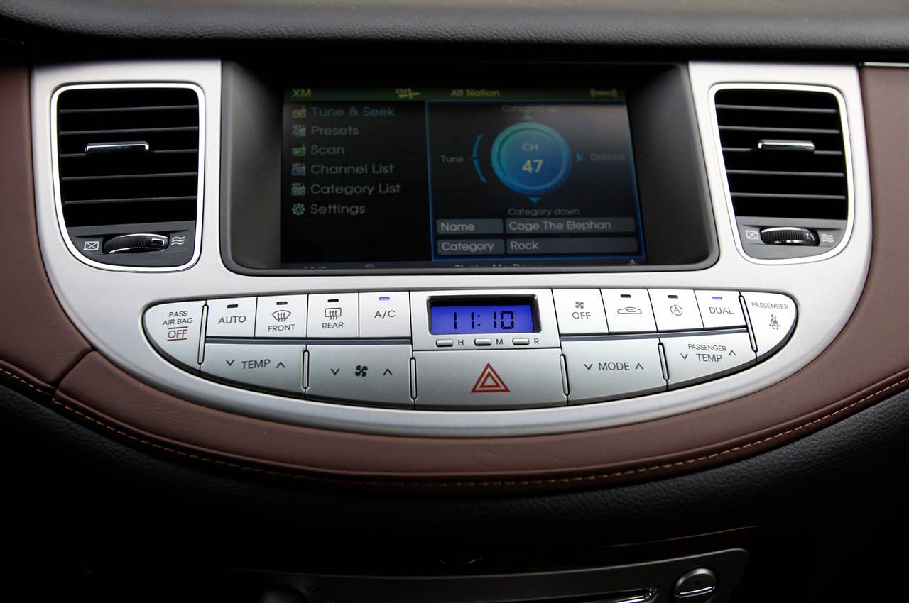 2011 Hyundai Genesis Sedan instrument panel
