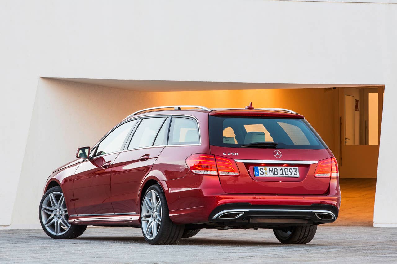 E-Klasse, E 250 T-Modell, Avantgarde mit AMG Sportpaket, (S 212), 2012, Lack: Hyazinthrot metallic, Ausstattung: Naturbeige/Schwarz Leder Exclusiv
