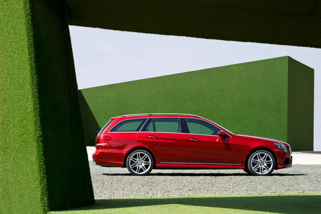 E-Klasse, E 250 T-Modell, Avantgarde mit AMG Sportpaket, (S 212), 2012, Lack: Hyazinthrot metallic, Ausstattung: Naturbeige/Schwarz Leder Exclusiv