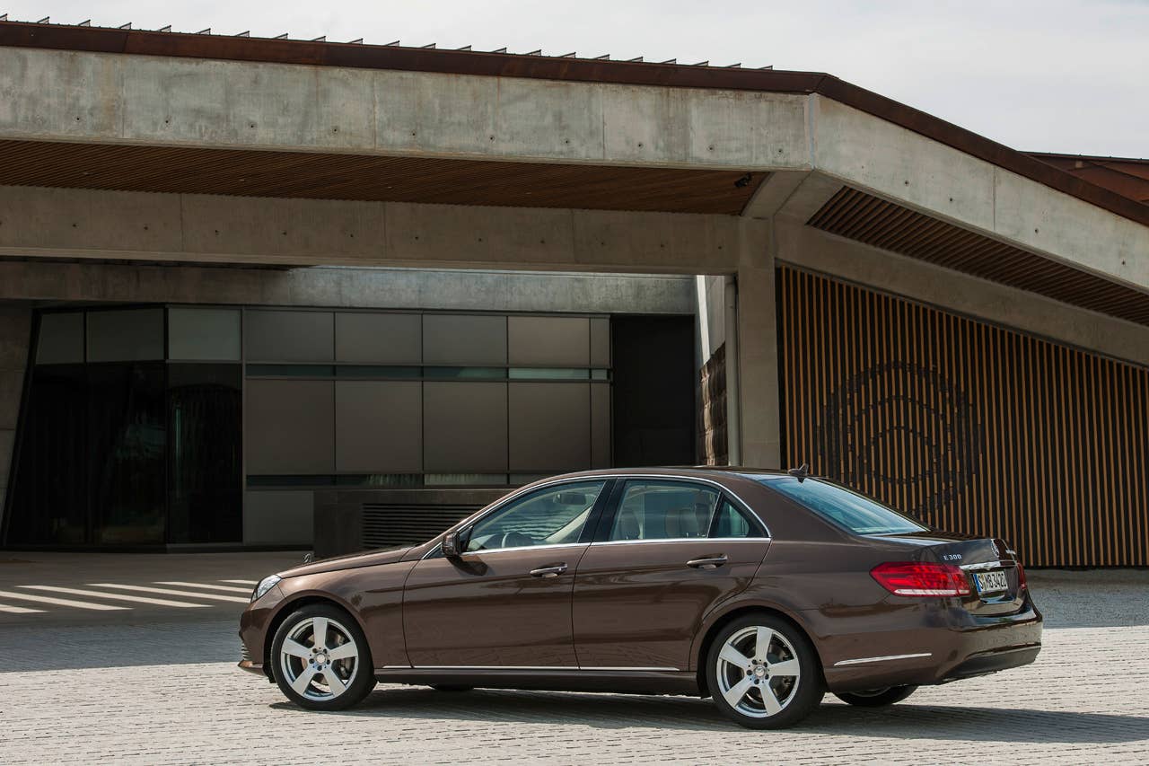 E-Klasse, E 300 BlueTec HYBRID, Limousine Elegance, (W 212), 2012, Lack: Dolomitbraun metallic, Ausstattung: Leder Exclusiv Seidenbeige/Espresso