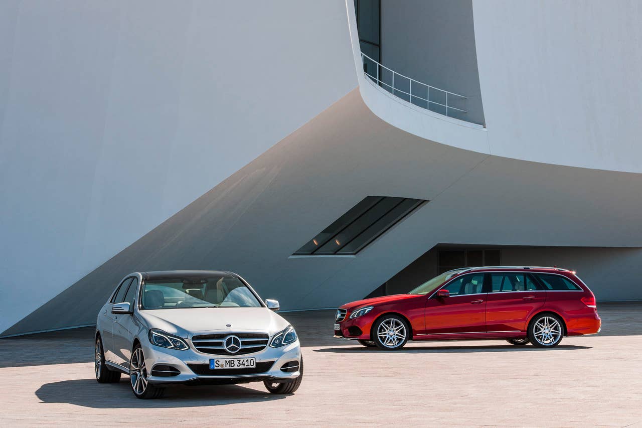 E-Klasse, E 350 4MATIC, Limousine Avantgarde, (W 212), 2012, Lack: Iridiumsilber metallic, Ausstattung: Leder Exclusiv Kristallgrau E-Klasse, E 250 T-Modell, Avantgarde mit AMG Sportpaket, (S 212), 2012, Lack: Hyazinthrot metallic, Ausstattung: Naturbeige/Schwarz Leder Exclusiv