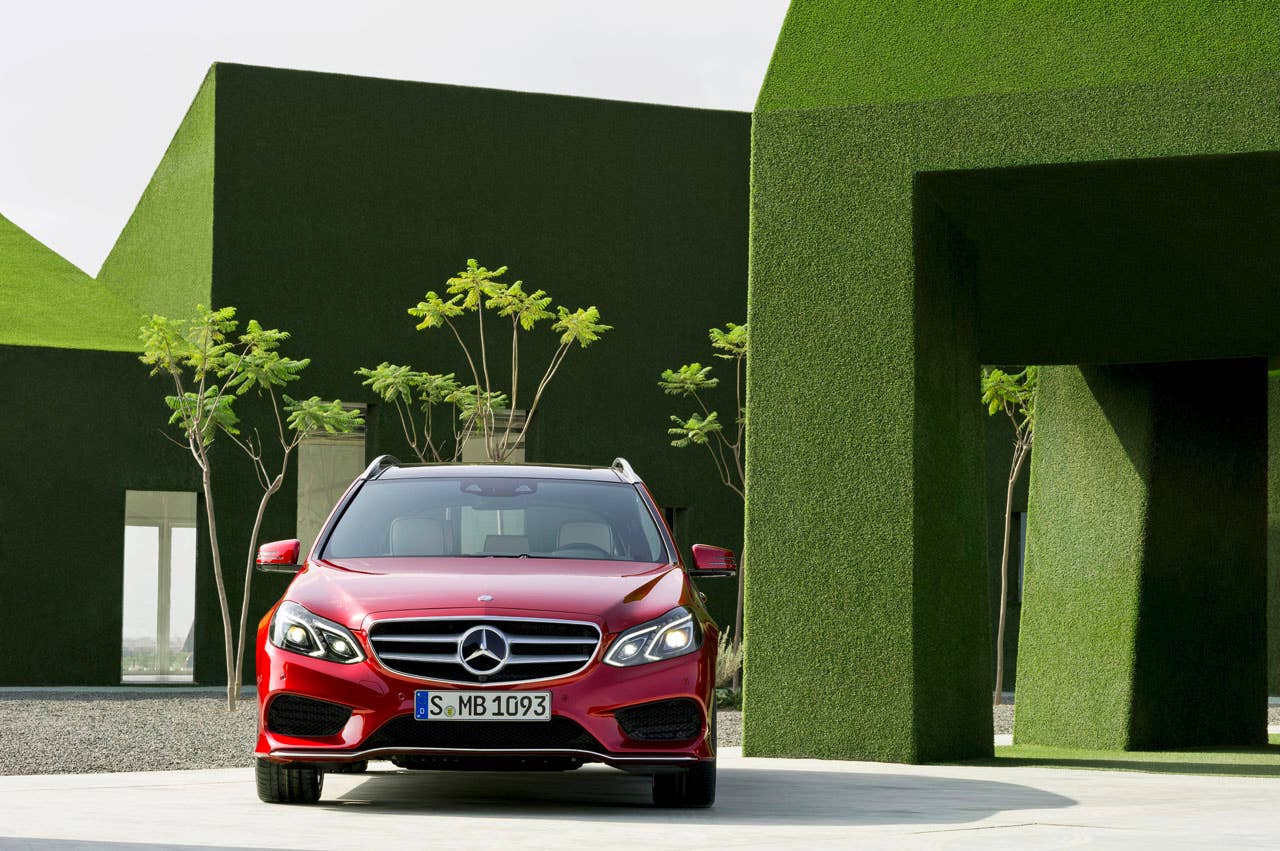 E-Klasse, E 250 T-Modell, Avantgarde mit AMG Sportpaket, (S 212), 2012, Lack: Hyazinthrot metallic, Ausstattung: Naturbeige/Schwarz Leder Exclusiv