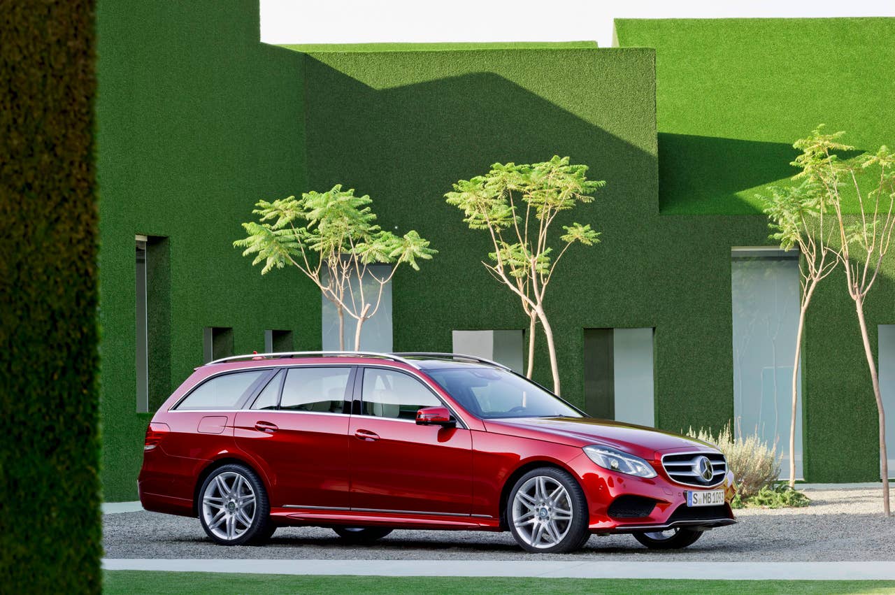 E-Klasse, E 250 T-Modell, Avantgarde mit AMG Sportpaket, (S 212), 2012, Lack: Hyazinthrot metallic, Ausstattung: Naturbeige/Schwarz Leder Exclusiv