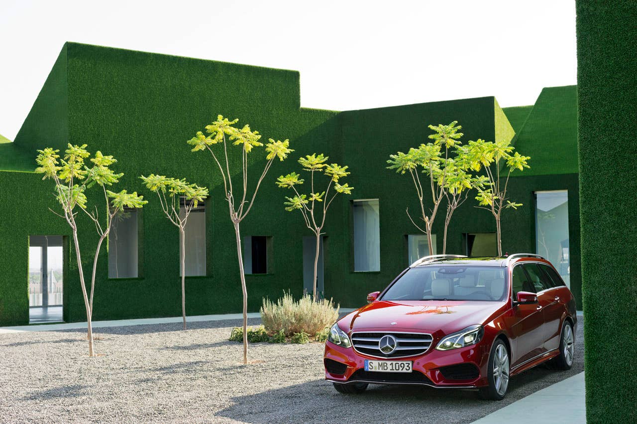 E-Klasse, E 250 T-Modell, Avantgarde mit AMG Sportpaket, (S 212), 2012, Lack: Hyazinthrot metallic, Ausstattung: Naturbeige/Schwarz Leder Exclusiv