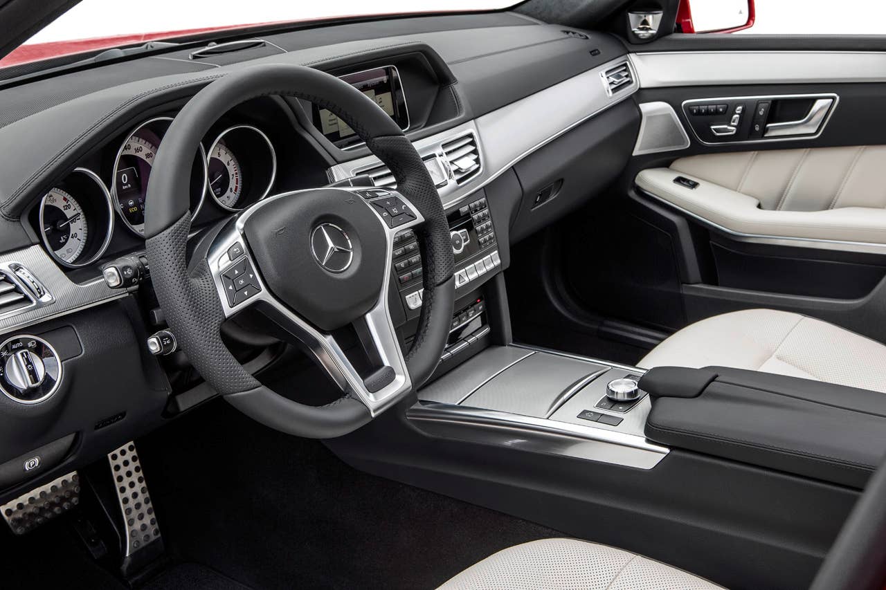 E-Klasse, E 250 T-Modell, Avantgarde mit AMG Sportpaket, (S 212), 2012, Lack: Hyazinthrot metallic, Ausstattung: Naturbeige/Schwarz Leder Exclusiv