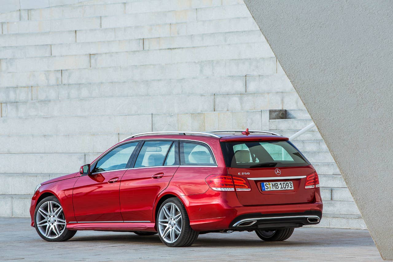 E-Klasse, E 250 T-Modell, Avantgarde mit AMG Sportpaket, (S 212), 2012, Lack: Hyazinthrot metallic, Ausstattung: Naturbeige/Schwarz Leder Exclusiv