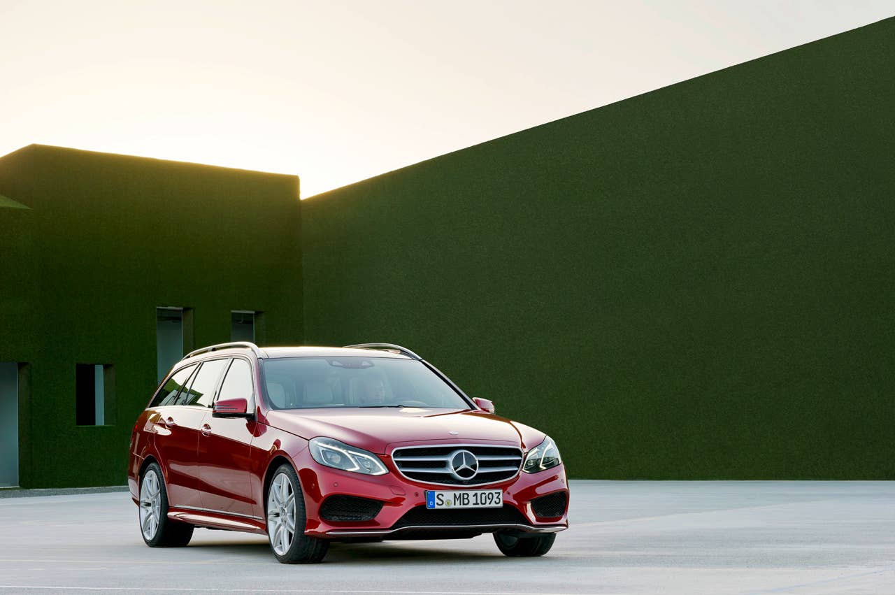 E-Klasse, E 250 T-Modell, Avantgarde mit AMG Sportpaket, (S 212), 2012, Lack: Hyazinthrot metallic, Ausstattung: Naturbeige/Schwarz Leder Exclusiv