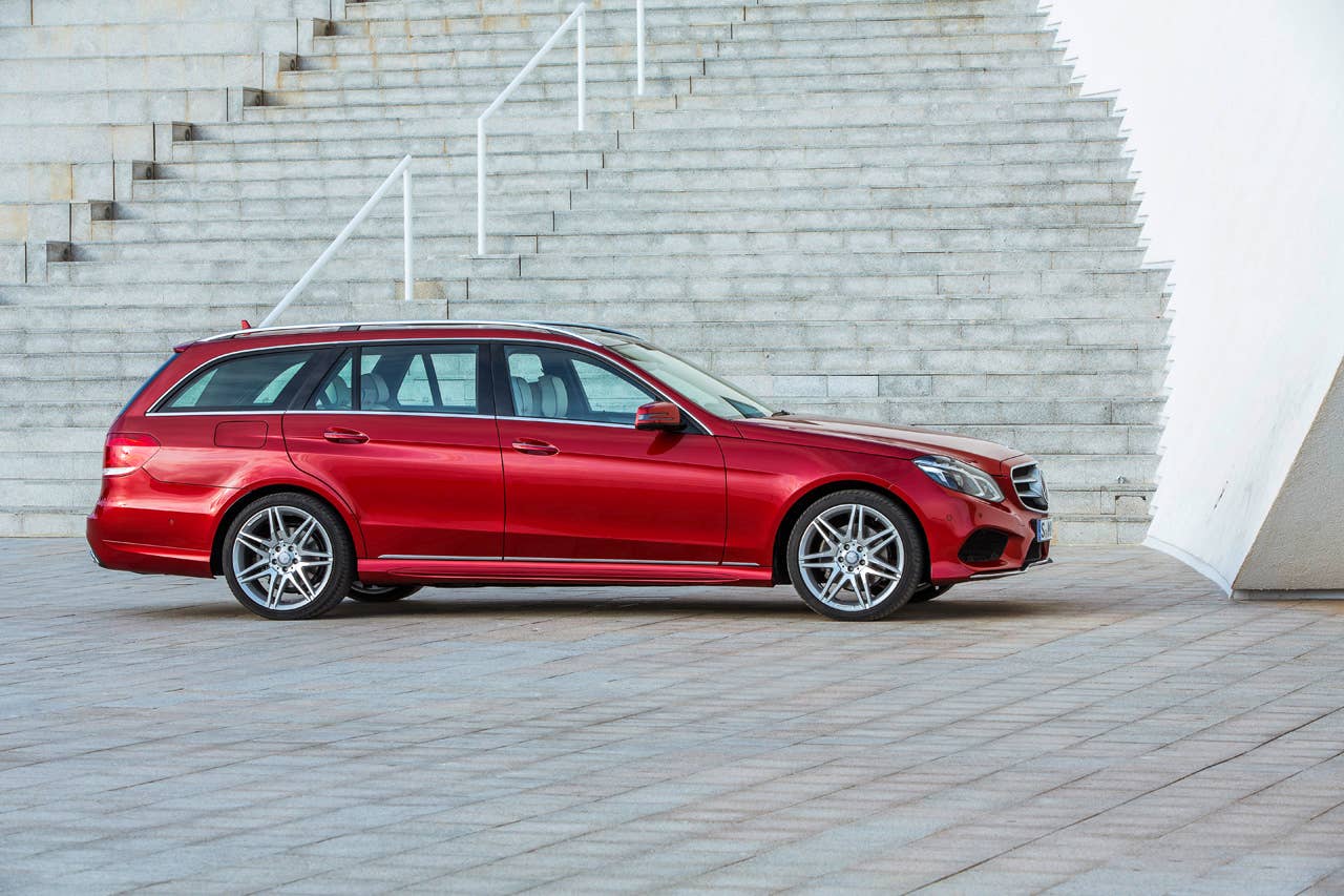 E-Klasse, E 250 T-Modell, Avantgarde mit AMG Sportpaket, (S 212), 2012, Lack: Hyazinthrot metallic, Ausstattung: Naturbeige/Schwarz Leder Exclusiv